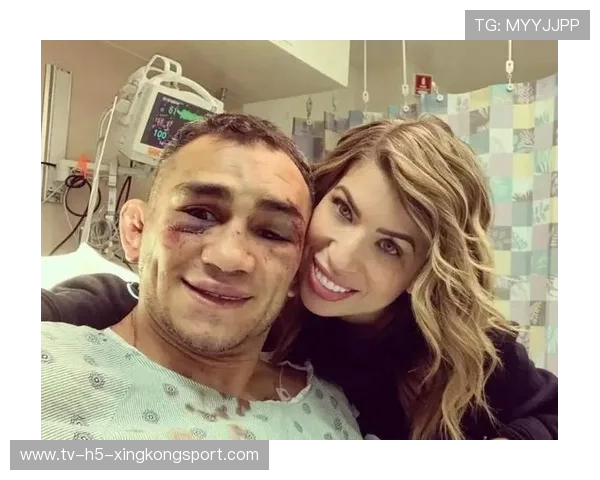 UFC选手怒砸地板庆祝：力量与激情的巅峰瞬间