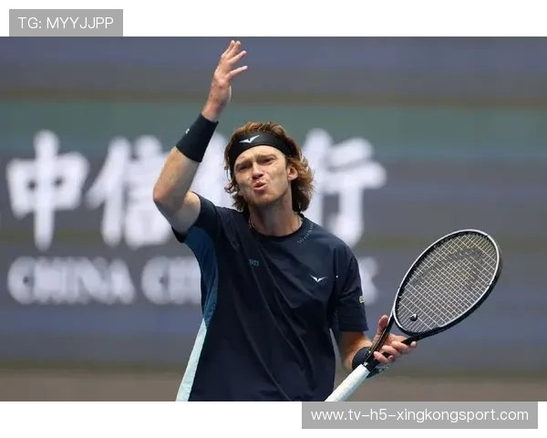 卢布列夫怒摔球拍！裁判当场警告