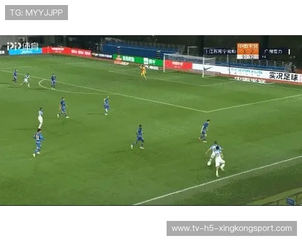 中国足球比赛中球员之间沟通效率与场上协作，足球队员配合