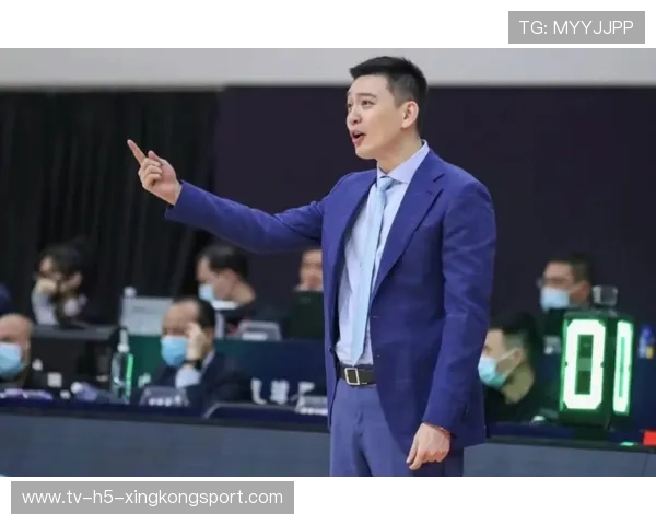 辽宁启程鞍山热身赛，杨鸣热情签名，李晓旭赵继伟悉数出战，辽宁鞍山运动员